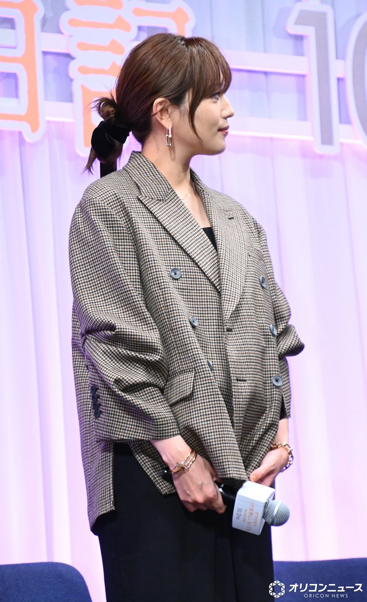 oricon's tweet photo. 川口春奈、結婚＆妊娠発表後初の公の場✨️　

ふっくらお腹で主演映画舞台あいさつに登場‼️
https://t.co/NiOFN93Hgk

#ママせか @mamaseka_movie https://t.co/ZnL9TjAcip
