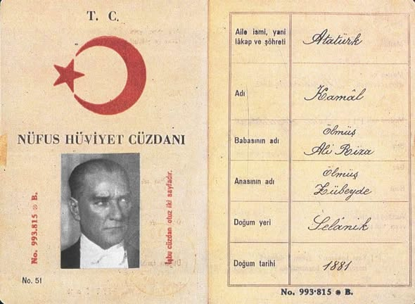 coldekutupaysi's tweet photo. İLK VE SON KAMAL... 
Adıyla problemliydi. önce Mustafa'yı attı. Sonra Kemal'i Kamal yaptı. Kamal olarak ölmüştür... 
Tuhaftır, bu güne kadar oğluna Kamal adı koyan bir Kemalist çıkmadı.

#5816SayılıKanunKaldırılsın 

Foto anıtkabirden