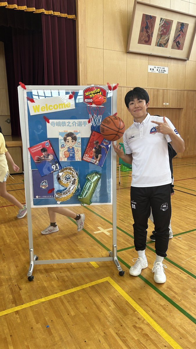 aomori_wats's tweet photo. ／
活動報告🌈
＼

本日9/7(月)、藤崎町立常盤小学校にて開催された「令和8年度 キャリア教育」に、#寺嶋恭之介 選手が参加いたしました✨

社会福祉法人 #青森県共同募金会 様が実施する福祉教育に協力し、寺嶋選手自身の実体験を交えながら、夢や目標を持つこと、そして周りの人を思いやることの大切さについてお話ししました🗣️🎤

寺嶋選手の話を、うなずきながら真剣に聞く児童の皆さんの姿がとても印象的でした👏

講話のあとは、児童の皆さんと一緒にバスケットボールで交流🏀
笑顔あふれる、楽しい時間となりました🙌

このような貴重な機会をいただき、ありがとうございました🙇‍♀️

@aomorikyobo 
@KYONOSUKE91 
#青森ワッツ