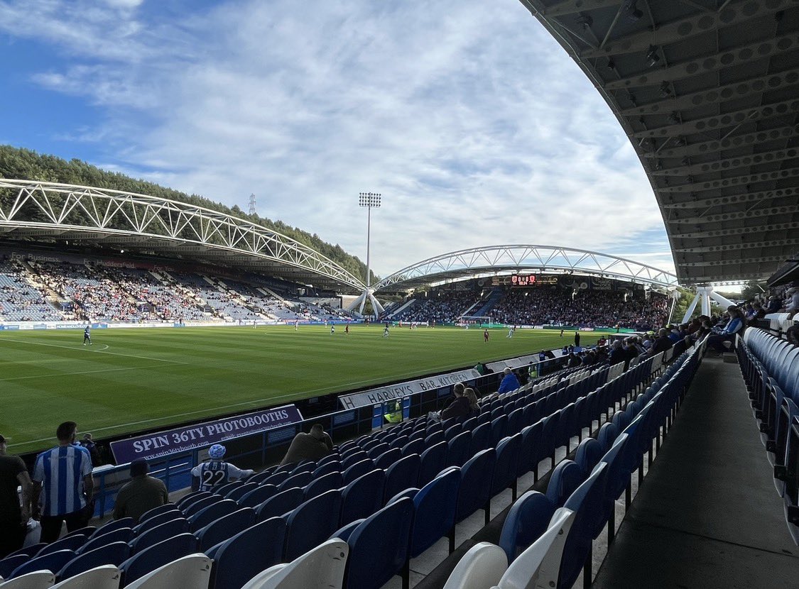 Stanislaw_Luk's tweet photo. @kisyrpk Ogólnie w Anglii mało kto jest zainteresowany Pucharem Ligi, szczególnie jego pierwszymi rundami. Parę lat temu byłem na meczu EFL Cup Huddersfield-Middlesbrough. Jak widać frekwencja mizerna, jedynie fani Boro stawili się w niezłej liczbie. https://t.co/KNViaGEFuq