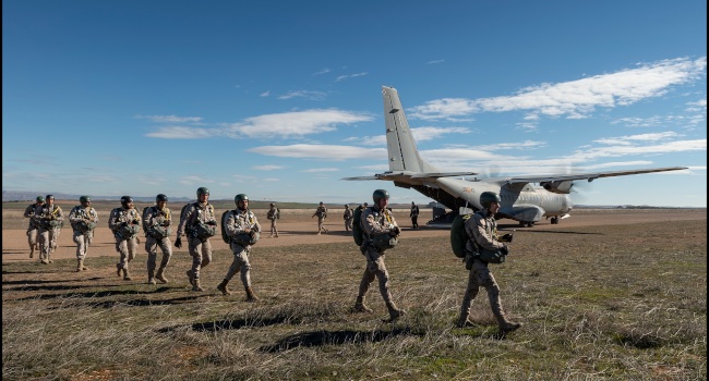 sermilitar_es's tweet photo. 🎖️ Es #lunes. Una nueva semana, una nueva oportunidad para avanzar.

Cada persona tiene su propio #camino, sus propios #objetivos y sus propias #oportunidades. Descubre el tuyo. 

#TropaYMarinería #FuerzasArmadas #EjércitoDeTierra #Armada #EjércitoDelAireYDelEspacio https://t.co/6JiKq2zL0n