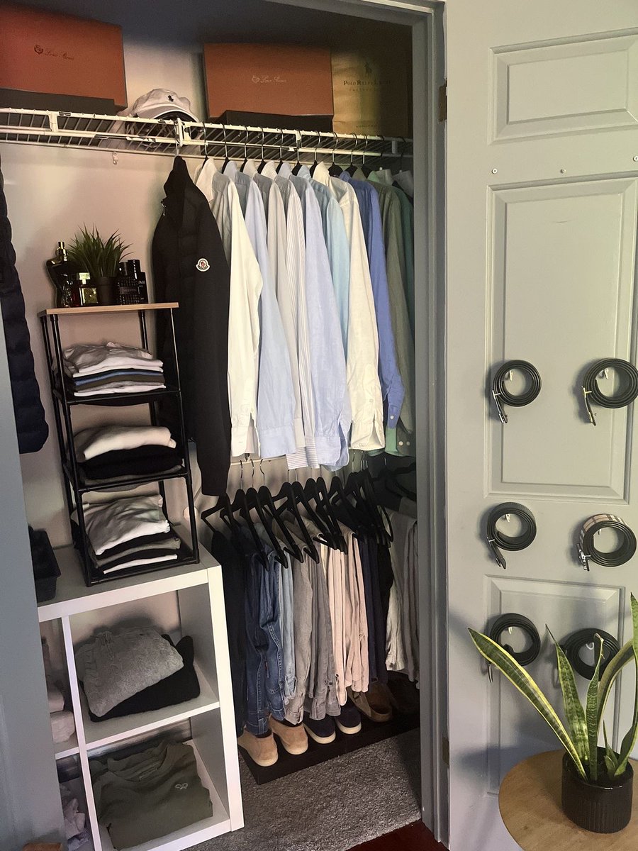 GntlemansGeek's tweet photo. Your wardrobe, your workspace, and your essentials should be arranged simply and aesthetically. https://t.co/x37MIPeuXr