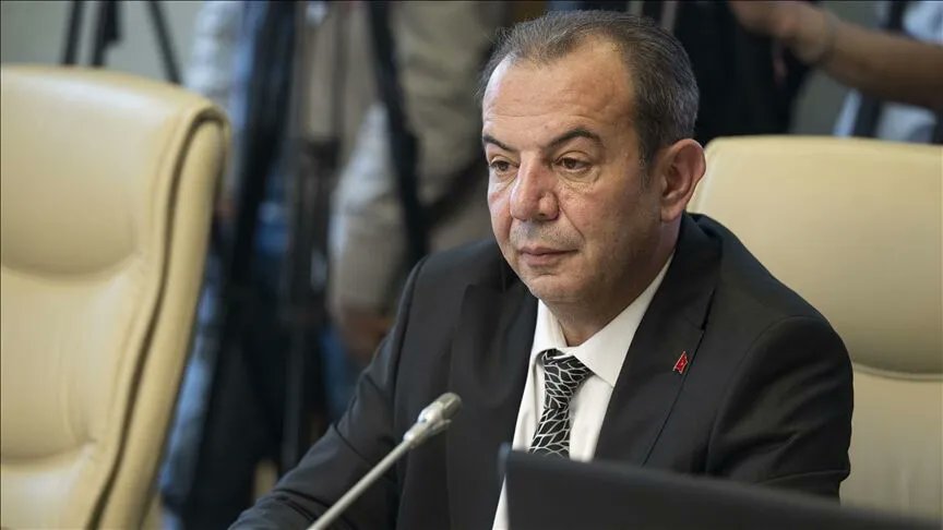 drataoglu's tweet photo. Bolu Belediyesine yönelik yürütülen davanın ikinci duruşmasına SEGBİS aracılığıyla katılan Bolu Belediye Başkanı Tanju Özcan, "Ben vatan haini miyim? Abdullah Öcalan’ın şartları benden daha iyi." dedikten sonra fenalaşarak yere yığıldı. https://t.co/JQQqlAAKuK