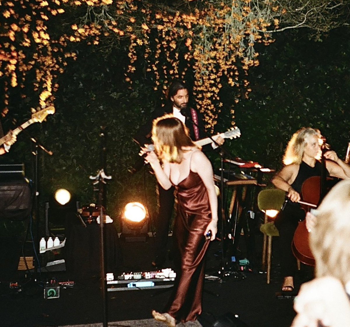 lerdonaaa's tweet photo. me recuso a acreditar q a gente nao vai ter nem um video dessa performance https://t.co/s7gPGwZ2Df