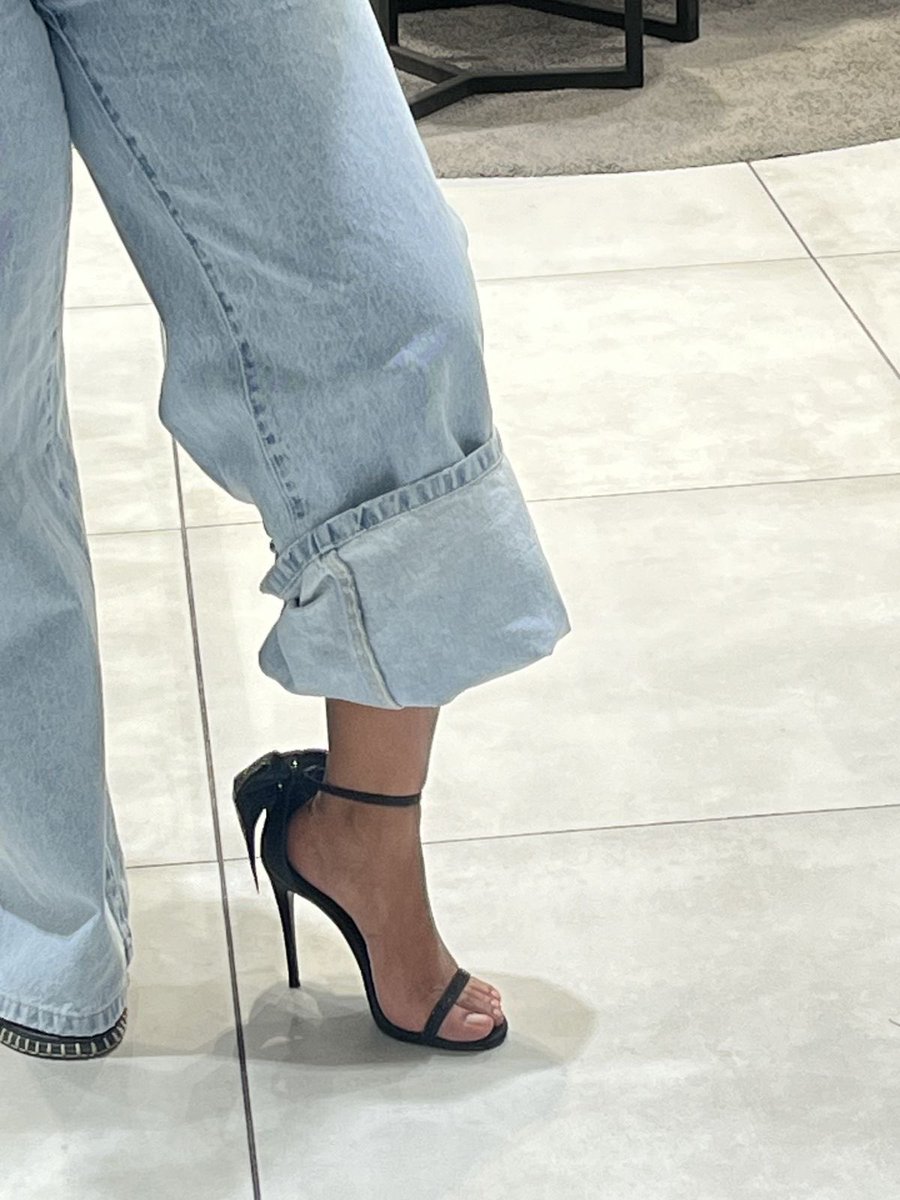 Eveboards's tweet photo. Jeans and heels will forever be such a chic combination https://t.co/6M0eLUx8bX