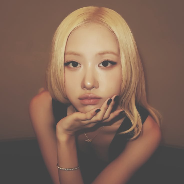 BLACKPINKcitou_'s tweet photo. 🚨SOCORROO! ROSÉ acaba de anunciar seu novo single 'sleeping' para o dia 15 de setembro! https://t.co/HqGL1Lf95K