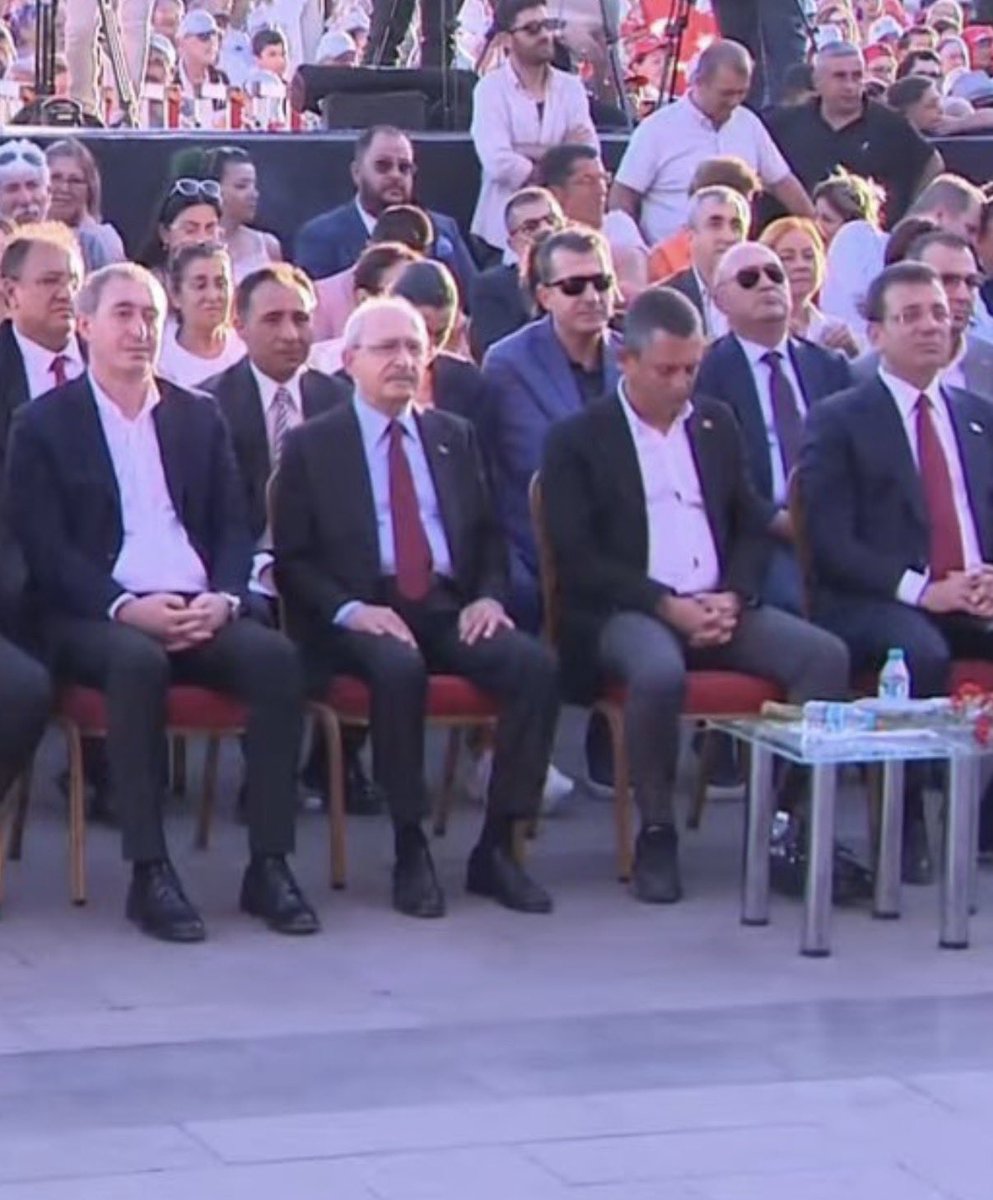 alibaysalli's tweet photo. CHP Genel Başkanı Kemal Kılıçdaroğlu, DEM Parti 5. Olağan Büyük Kongresi’nde yeniden eş genel başkanlığa seçilen Tuncer Bakırhan ve Tülay Hatimoğulları’nı telefonla arayarak tebrik etti. https://t.co/W7vN2yhttj
