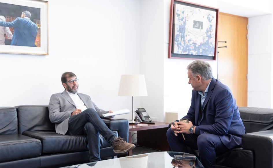 compresidencia's tweet photo. 🗓️ En el marco de las reuniones con referentes de los partidos políticos para intercambiar sobre política exterior, previo a su participación en la Asamblea General de las Naciones Unidas, el presidente @OrsiYamandu recibió al presidente del Frente Amplio, Fernando Pereira.

🔗 https://t.co/xRPbdksd3J