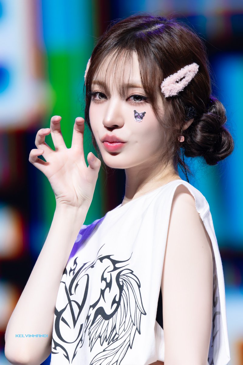 KelvinMandi's tweet photo. 260906 SHOW WHAT I AM - HK
Cute Cat 🐱
#Liz #리즈 #IVE #아이브 https://t.co/MKLXxx8e6M