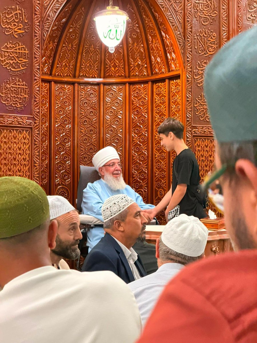 sofilerinmekan's tweet photo. Menzil şerif bugün 
Sultan Hazretleri, bizim gençlik kafilemizdeki bu kardeşimizi çağırdı 5-6 defa elini öptürdü muhabbet ettiler, genç kardeşimiz Sultanımıza vekil olmak istediğini söylemiş,vekil olmak istiyorum demiş.
Sultan Hazretleri’nin çok keyfini getirdi elhamdülillah maşallah Büyükçekmece’den geldiğini de söylemiş sultanımıza
😀😍😎