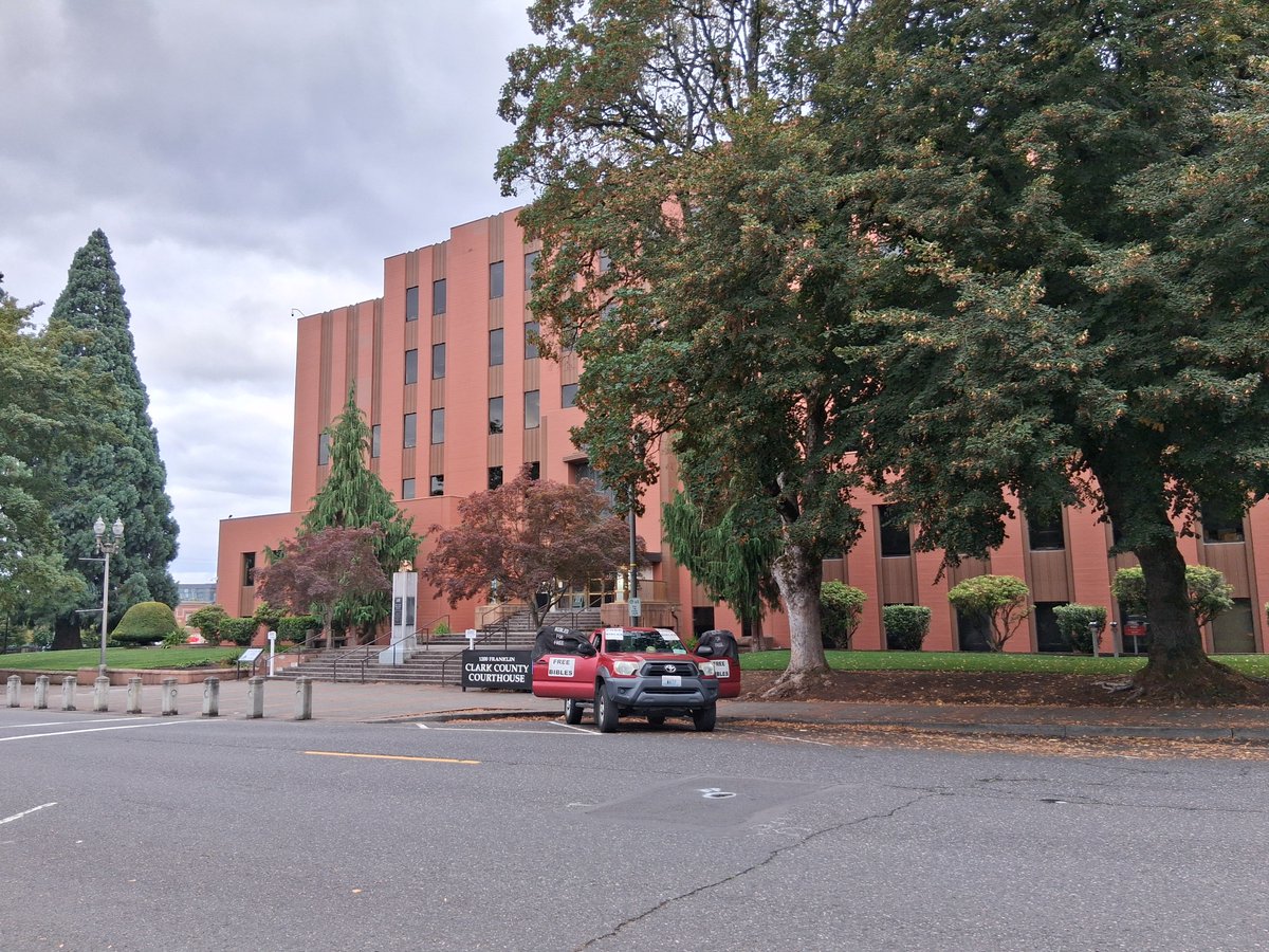 BiblesForFree's tweet photo. The Gospel of Jesus Christ knows no Secular Holiday; therefore, I am on mission

Here is hoping and praying that the local Abortion Mill is just as vacant as this Courthouse

But I fear it will not be

#SaveTheBabyHumans
#BearOrFeminist
#RepealTheNineteenth https://t.co/5sx7hUBqYv