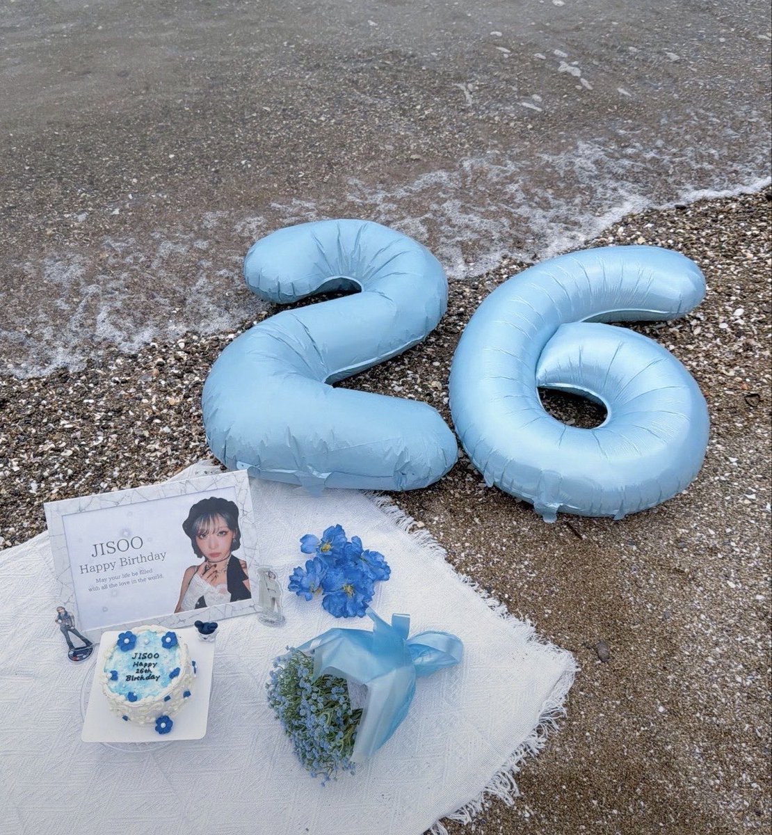 jiso0_87's tweet photo. ジスさん26歳のお誕生日おめでとう🩵
この世界に生まれてきてくれてありがとう。
何度転んでも立ち上がって、また走り出すジスさんの背中をいつまでも追いかけ続けます⛸️❄️
これからも音楽で幸せでいようね、だいすき^._.^

#HAPPYJISOODAY #HANA #JISOO #LEEJISOO https://t.co/TTdEQxfDjt