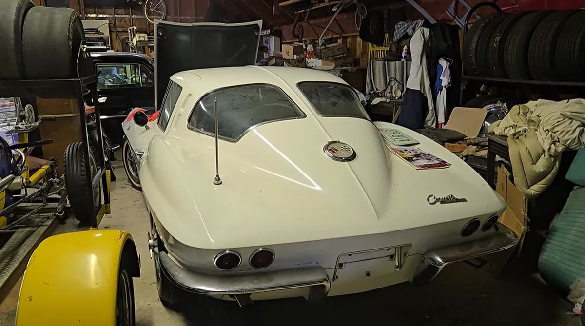 CorvetteBlogger's tweet photo. [VIDEO] Steve Magnante Checks Out an Unrestored 1963 Corvette Split Window with Rare Factory Air https://t.co/B272KXAuNu #Corvette https://t.co/IwwqmpGm1A