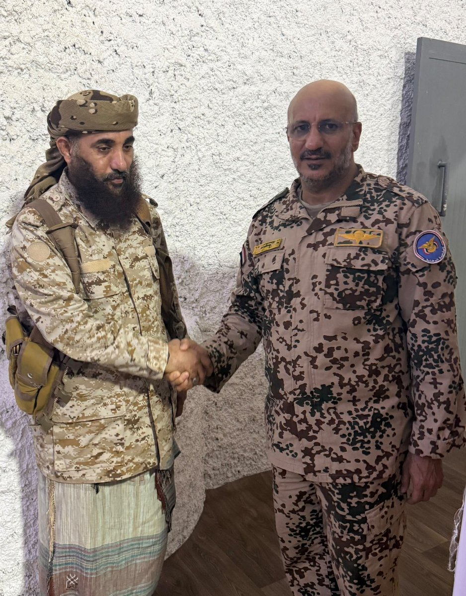 gaber00971's tweet photo. كان الجنوب وتحديداً عدن نقطة الانطلاق الأولى لقوات الفريق الركن طارق صالح .
 ففي معسكرات بئر أحمد ج��ى تجميع وتدريب نواتها الأولى  بدايات عام 2018، ومنها انتقلت لاحقاً إلى جبهة الساحل الغربي.

وفي الساحل الغربي أسس الفريق الركن طارق صالح قوات المقاومة الوطنية من مختلف المحافظات لتكون قوة عسكرية محترفة، هدفها الوحيد إسقاط الانقلاب الحوثي واستعادة الدولة.

صورة اليوم 
الفريق طارق صالح عضو مجلس القيادة مع اللواء حمدي شكري قائد المنطقة العسكرية الرابعة .