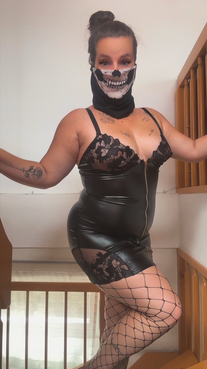 The_mask_girl22's tweet photo. Dein Kontostand hat Angst vor mir? Verständlich. Ich bin schließlich nicht billig. 👑💸

Blackmail 
Keuschhaltung 
Erziehung 
Human atm 
Volle Kontrolle 😈 uvm. 

Schreib wenn du dich traust 😏💋
#humanatm #herrin #dom #moneymiss #mistress #lady #geldgeil #slave #zahlsau #findom #drückab #payme #dienen
