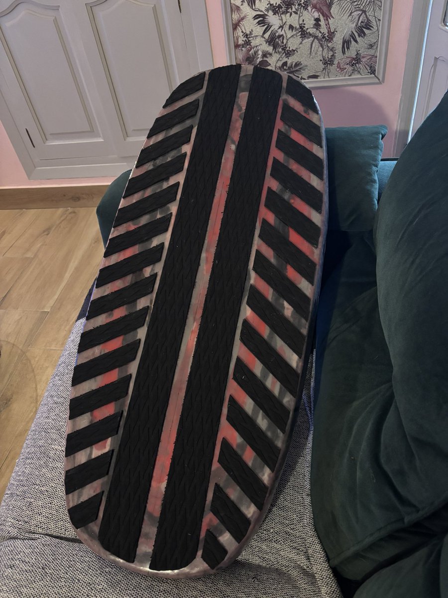 Markie2572's tweet photo. Today I applied the EVA deck grip to my board, it’s finally complete 😁🙏✨#dockstart #axisfoils https://t.co/82YXihsBq8
