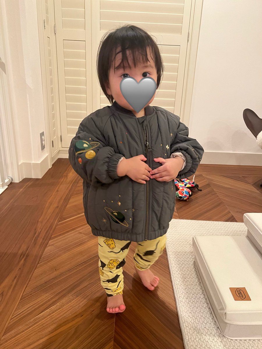 mnmvok's tweet photo. コンゲスのアウターを保育園着←の上に試着してみた！身長約80-81cmでサイズは2y、ちょい袖長めでオーバーサイズ感あるけど冬には着こなせるサイズ感かな🪐👾宇宙柄可愛いし使いやすそう！買って良かった！笑 https://t.co/L0ZAl8SJAF