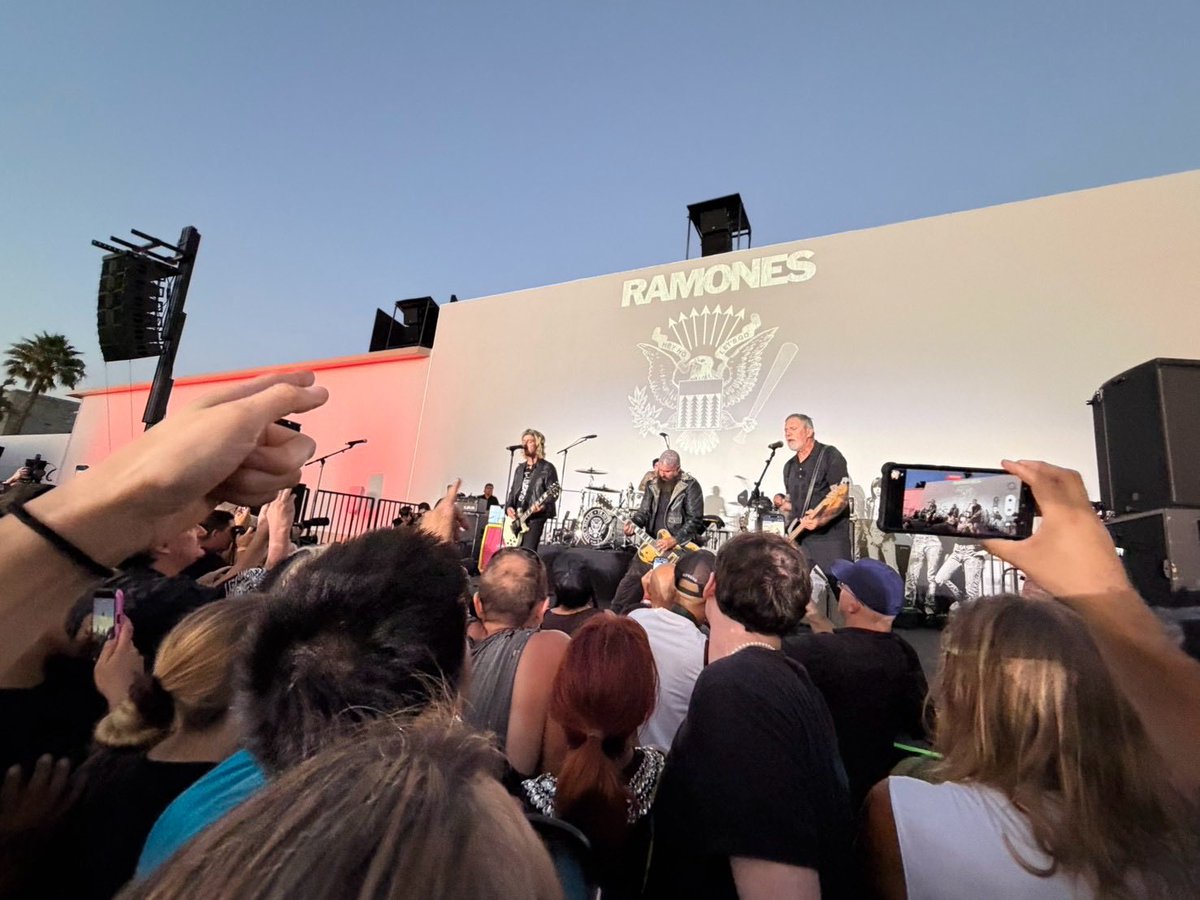 mihoramones's tweet photo. 2026.8.30 The RAMONES 50th Anniversary Tribute CRETIN FAMILY‼️
ライブ中ずっとRAMONES愛が溢れてた❤️
ずーっとCJのダウンピッキング＆足（ちょっと内股）に釘付け❤️これぞラモーンズ‼️CJ最高ー‼️

#ramonesfanclubjapan #cjramone #ramones https://t.co/EVcs02FuKf