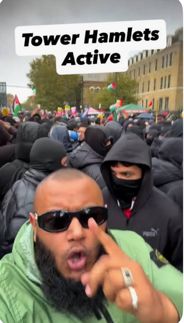 itsonlyYC's tweet photo. Luke Pollard MP didn’t like the peaceful protest of men &amp; women in Dover, in masks. But Luke Pollard wasn’t concerned with this 👇🏻
Let’s hope he is unemployed by the next GE. https://t.co/DwrKnxiecc