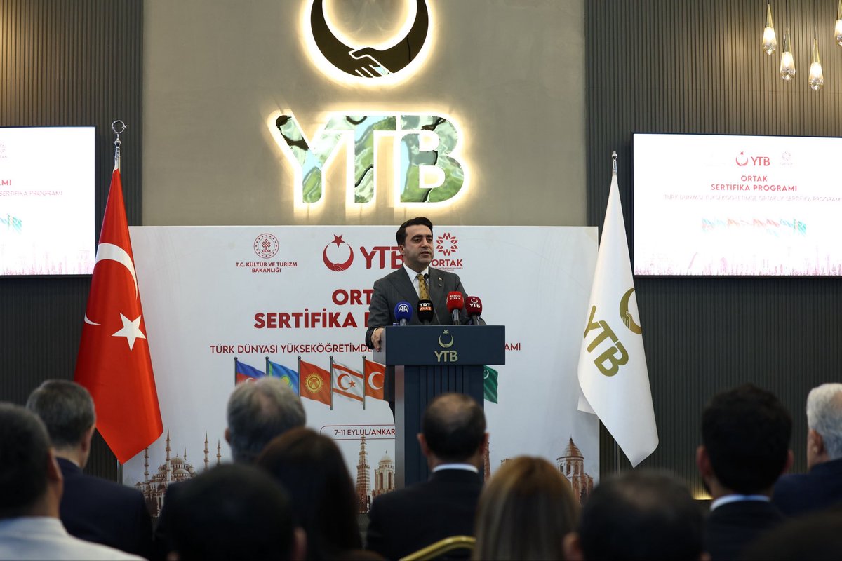 haditurus's tweet photo. İsmail Gaspıralı’nın “Dilde, fikirde, işte birlik” ülküsü, bugün ORTAK Programı ile yükseköğretimde ortak akla, ortak bilgiye ve birlikte üretmeye dönüşüyor.

Türkiye-Özbekistan Parlamentolar Arası Dostluk Grubu Başkanı ve AK Parti Bursa Milletvekili @OsmanMesten16, @TUBAakademi Başkanı Prof. Dr. Muzaffer Şeker (@profmseker), @Hacettepe1967 Rektörü Prof. Dr. Mehmet @CahitGuran, Türk dünyası ülkelerinin Ankara’daki kıymetli büyükelçileri ve kurumlarımızın değerli temsilcilerinin katılımıyla, @yurtdisiturkler olarak hayata geçirdiğimiz Türk Dünyası Yükseköğretiminde Ortaklık Programı (ORTAK) kapsamında Azerbaycan, Kazakistan, Kırgızistan, Özbekistan, Türkmenistan, KKTC ve Macaristan’dan yükseköğretim alanında önemli sorumluluklar üstlenen akademisyen, yönetici ve temsilcilerle #YTB’mizde buluştuk.

ORTAK kapsamında yükseköğretim politikalarından kalite ve akreditasyona, dijital dönüşümden eğitim teknolojilerine ve uluslararasılaşmaya uzanan birçok başlıkta tecrübeler aynı masada paylaşılacak; ortak araştırmalar, akademisyen ve öğrenci hareketliliği ile üniversitelerimiz arasında kalıcı iş birlikleri için yeni imkânlar birlikte değerlendirilecek.