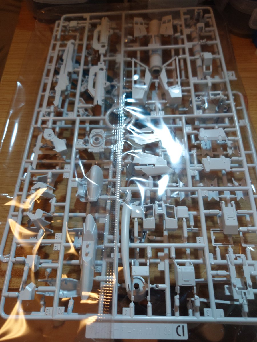 no_9954's tweet photo. ガンダムベースで購入していたRG Hi-vを開けてパーツを切り出そうとしていたら、何のモデルのパーツか分からないものが混入してた。

C1とDランナーの袋の中、ランナーを見ても脱落したあとも無いし。 https://t.co/Ai03RZjhwJ
