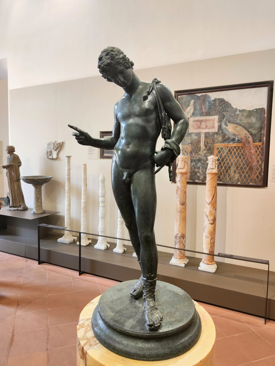 Palaumede's tweet photo. Un Dionysos, plutôt qu'un Narcisse, trouvé à Pompéi en 1862.
Au premier appartiennent la nébride, peau de bête et la couronne de fruits du lierre.
Plutôt que s'incliner vers son reflet, il jouait sans doute avec une panthère, une grappe de raisin à la main.
Musée arch. de Naples https://t.co/uO7TCNaznY