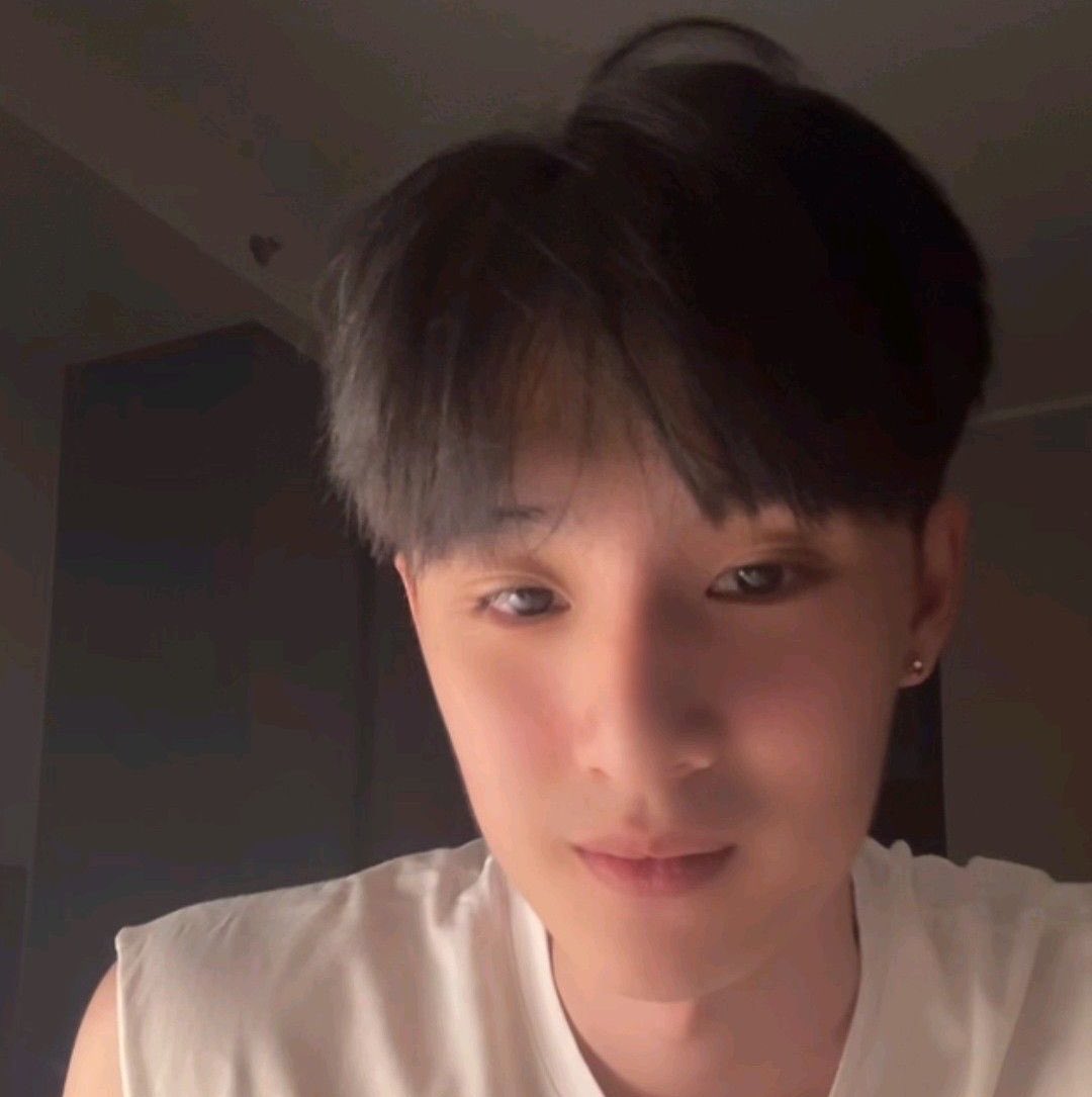 zhangbearbear1's tweet photo. ถ้าถอดฟิลเตอร์ ถอดเลนส์วายออก น้องธีก็ยังอ้อแอ้อยู่ดีว่ะ เห้อ ความเป็นแม่ในตุวเรามันสูงจริง ๆ แกคิดดูสิ ตาแป๋ว ๆ แก้มอมจมปุว ฟันกระต่าย น้ำเสียงติดงอแง ท่าทางดื้อ ๆ อึน ๆ โก๊ะ ๆ ความ visual ตะโกนออกมาว่าน้องธีสามขวบขนาดนั้น ยอมรับสภาพความเปนมัมหม���ต่อไปเถอะ 🫳🏻✨🩵 https://t.co/971G94bIzo