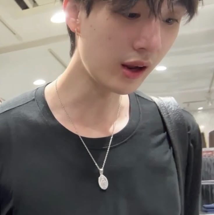 zhangbearbear1's tweet photo. ถ้าถอดฟิลเตอร์ ถอดเลนส์วายออก น้องธีก็ยังอ้อแอ้อยู่ดีว่ะ เห้อ ความเป็นแม่ในตุวเรามันสูงจริง ๆ แกคิดดูสิ ตาแป๋ว ๆ แก้มอมจมปุว ฟันกระต่าย น้ำเสียงติดงอแง ท่าทางดื้อ ๆ อึน ๆ โก๊ะ ๆ ความ visual ตะโกนออกมาว่าน้องธีสามขวบขนาดนั้น ยอมรับสภาพความเปนมัมหม���ต่อไปเถอะ 🫳🏻✨🩵 https://t.co/971G94bIzo
