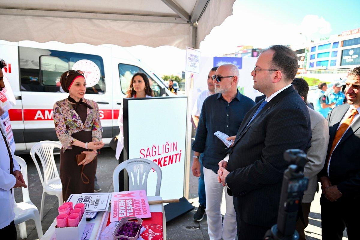 ismgovtr's tweet photo. İstanbul İl Sağlık Müdürümüz Doç. Dr. Abdullah Emre Güner(@dr_aemreguner), Çekmeköy Sağlık Sokağımızı ziyaret ederek vatandaşlarımızla ve sağlık çalışanlarımızla bir araya geldi. 

3-9 Eylül #HalkSağlığıHaftası kapsamında kurulan Sağlık Sokağımızda; sağlıklı yaşamdan erken teşhise, koruyucu sağlık hizmetlerinden danışmanlığa kadar birçok alanda vatandaşlarımızı bilgilendiriyor ve yönlendiriyoruz.

Sağlığınızı korumak, doğru bilgiye zamanında ulaşmak ve koruyucu sağlık hizmetlerimizi yakından tanımak için sizleri Sağlık Sokağımıza bekliyoruz. 💚

#SağlığınBaşkentiŞifanınAdresiİstanbul
#HalkSağlığıHaftası