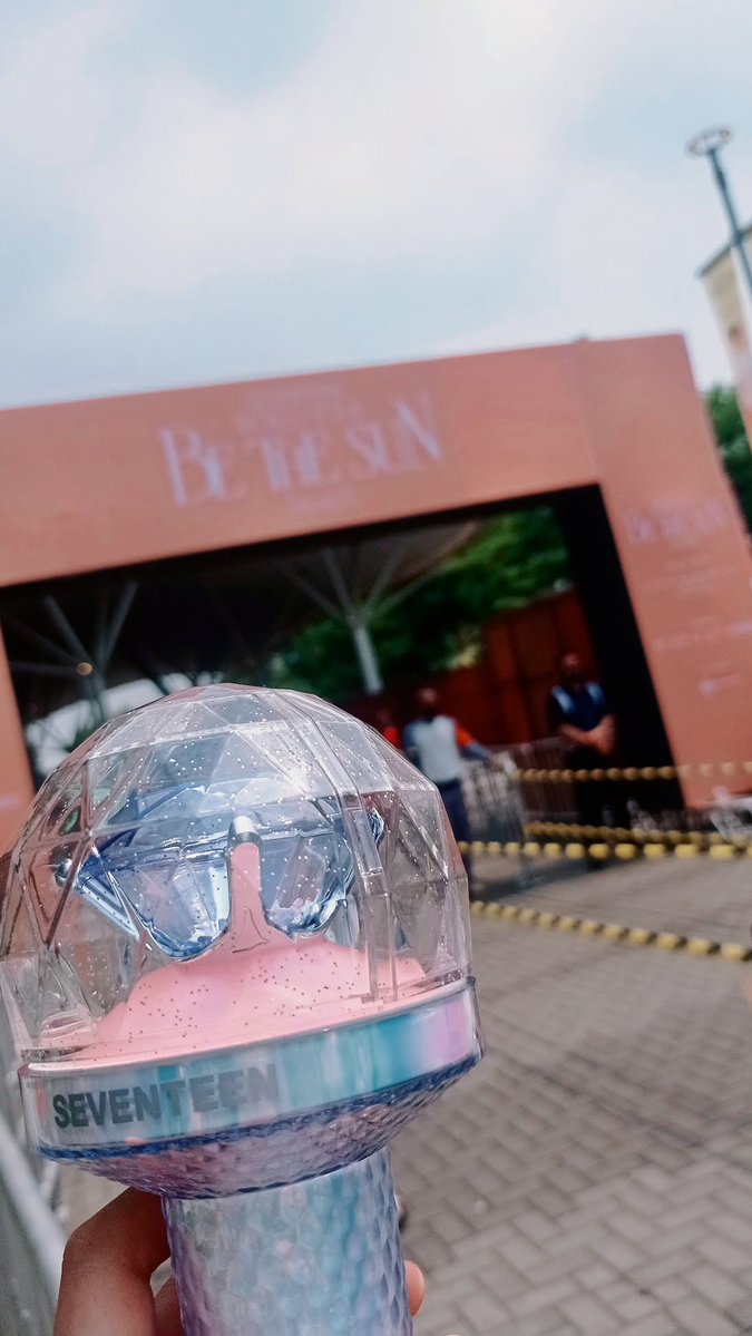 lala0012_'s tweet photo. 25.09.2022 โ๏ธ My first concert ever.
War tiket sendirian dan somehow dapat baris paling depan. Rasanya seperti mukjizat kecil yang sampai sekarang masih nggak percaya pernah terjadi. ๐ฅน๐
#SEVENTEEN #BETHESUN https://t.co/bNIqRkahh1
