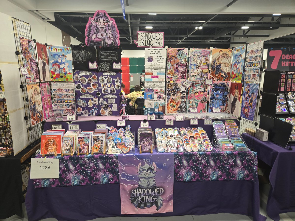 ShadowedCipher's tweet photo. PULL UP SAY HIIIIII COME PERUSE MY WARES 😝💜 #pride #furry #monsterhigh #cincinnaticomicexpo #animecon https://t.co/pNLBaukXJg
