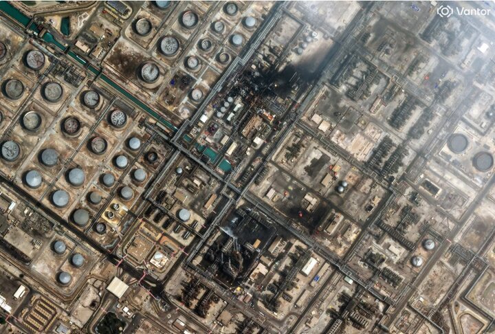 isna_farsi's tweet photo. ای‌بی‌سی‌نیوز بر اساس تحلیل تصاویر ماهواره‌ای Planet Labs: حملات ایران به پایگاه‌های آمریکا در منطقه، خساراتی گسترده به ستاد ناوگان پنجم آمریکا در منامه بحرین، پایگاه‌های علی‌السالم، Buehring و عریفجان در کویت وارد کرد و در امارات نیز آتش‌سوزی در بندر جبل علی و شارجه رخ داد https://t.co/l71t66XEFB
