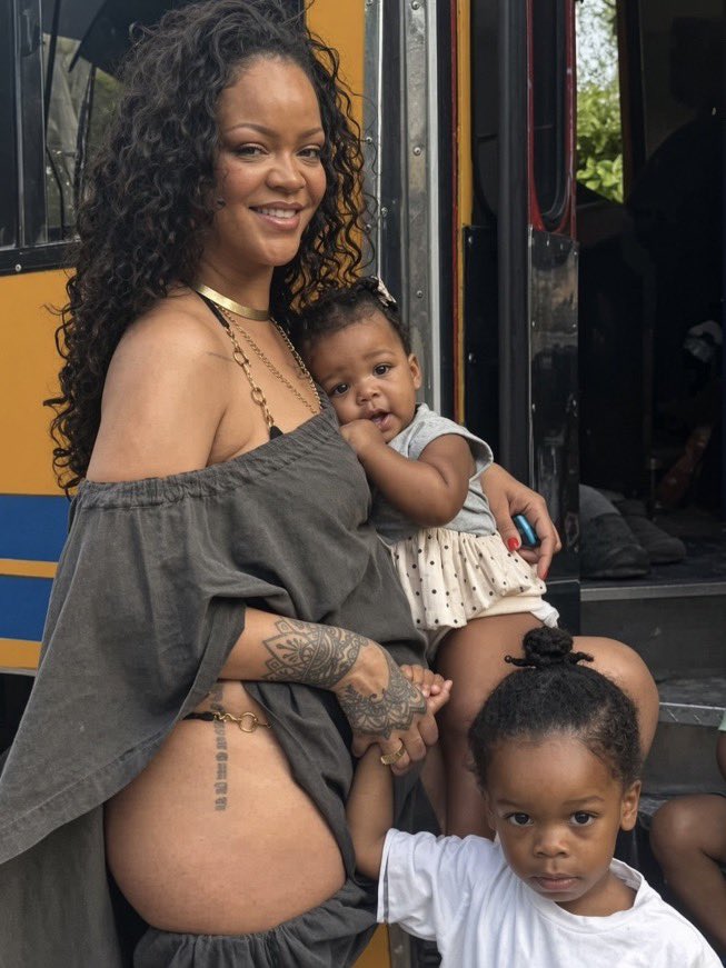 Its_shee_'s tweet photo. Rihanna in her natural mom era >>> ❤️‍🔥 No red carpets, no glam… just pure beauty and real life. https://t.co/nqbe642kyS