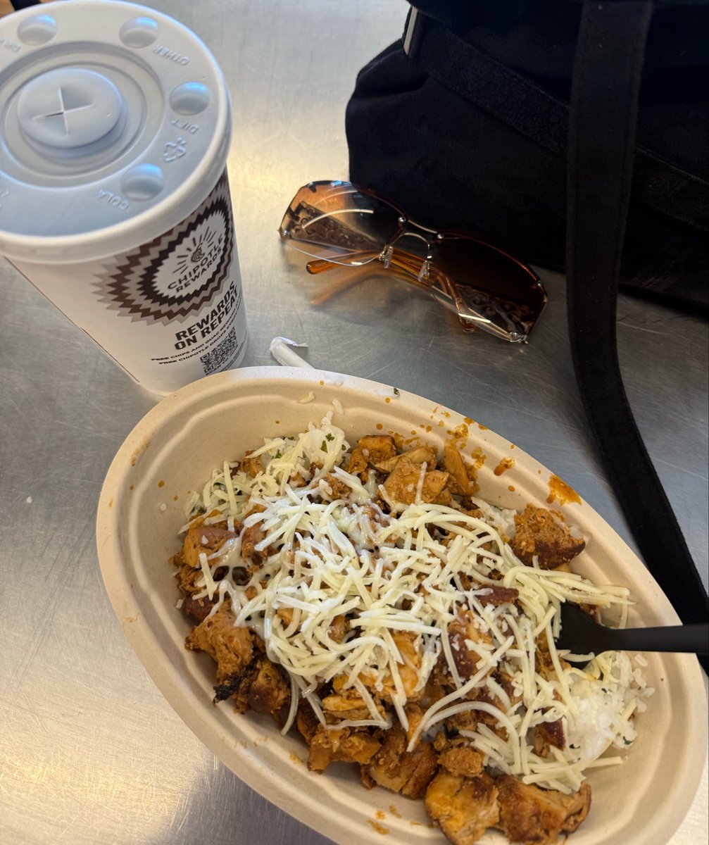 viveespo's tweet photo. i lovelovelove chipotle omad. 620cals 70g protein https://t.co/clWU8uaLvt