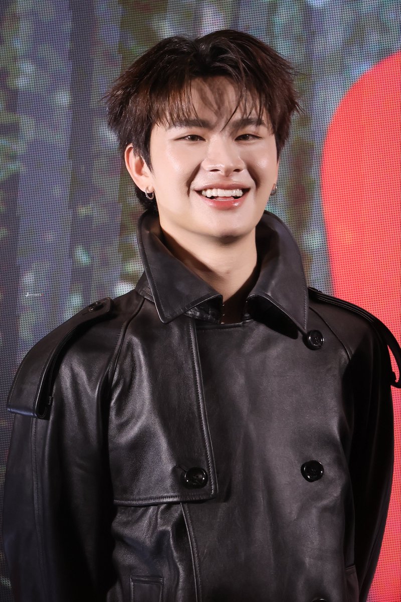 joong_universe's tweet photo. รอยยิ้มนี้เหมาะกับไทยมากๆเลยคับ🥺🤲🏻

#BUSxHOPE
#THAIchayanon https://t.co/R0nnmZaqQU