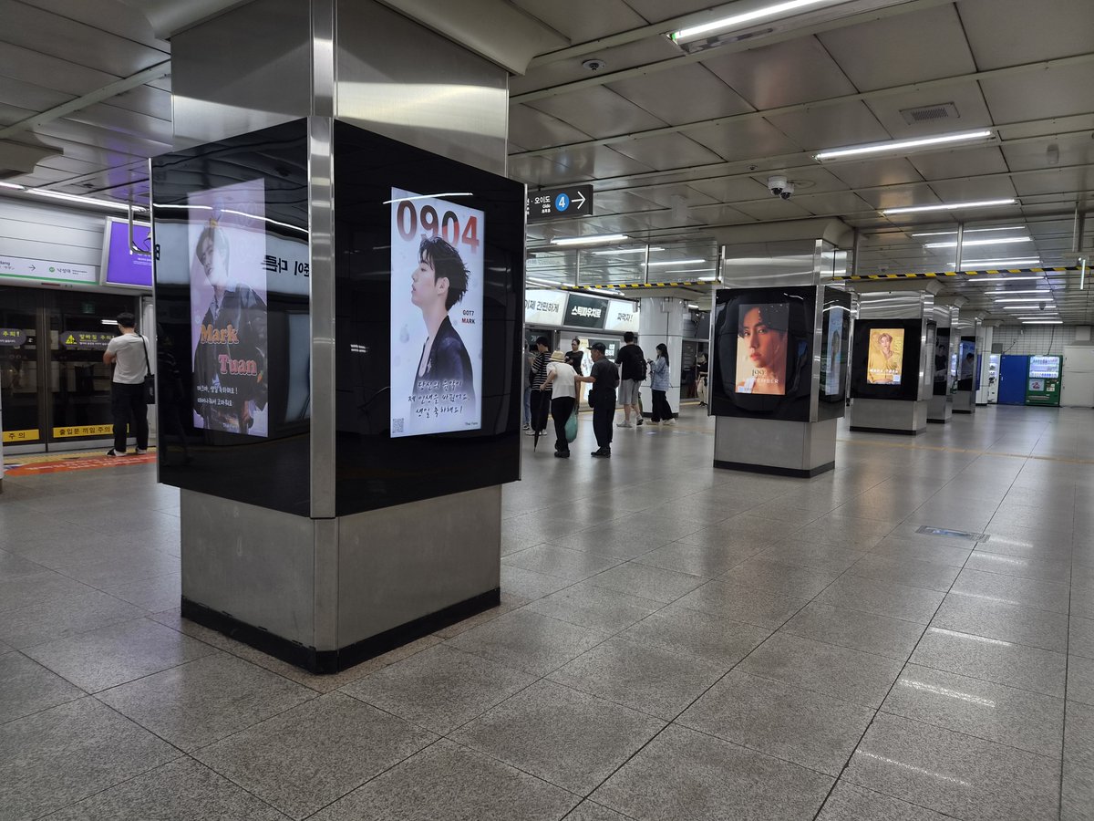 fanlaboratory's tweet photo. #MarkTuan #段宜恩 #มาร์คต้วน
#마크 #마크투안 #GOT7 #갓세븐
#MarkTuanBirthdayProject

🎂 MARK TUAN BIRTHDAY PROJECT IN SEOUL 🎊

마크의 생일을 축하하는 광고가 사당역에서 송출 중입니다! 🐰💚

📍서울 지하철 2호선 사당역 디지털포스터
🗓 26.9.01–9.15

@karakatemt
@marktuan 
@DNAmngmnt https://t.co/IY48HHHRvf