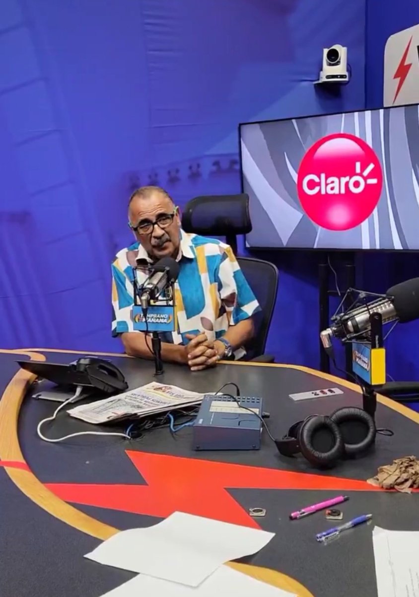arnaldoclaudio's tweet photo. Este es el corrupto que habla en nombre de la Gobernadora.  Uno mas de la partida de puercos que rodean la Fortaleza y que los medios le dan pauta. Nada de entrevistar un coach de pequeñas ligas , un maestro de educación especial, un vendedor de frutas...esos no dan rating. https://t.co/p0GUECxnVX