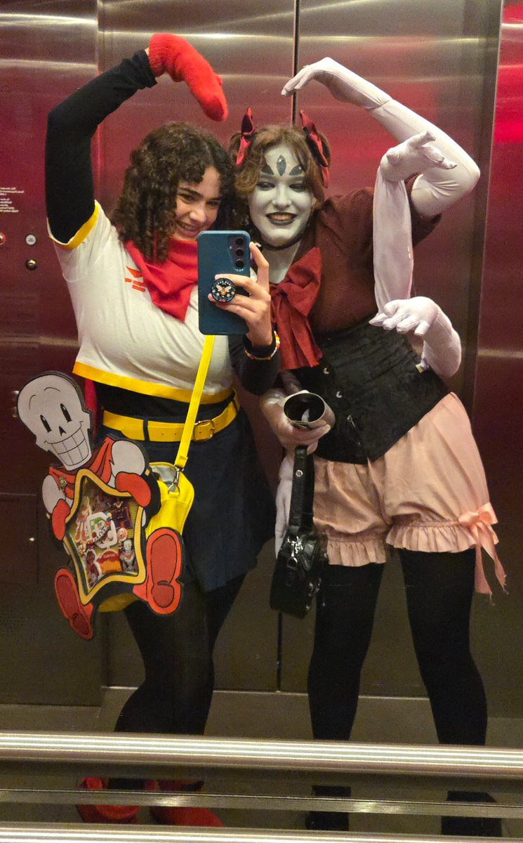 emsebee's tweet photo. @KoLalunaVA Hey! Remember us? I LOVED your outfit! https://t.co/YdFvBSpU5n