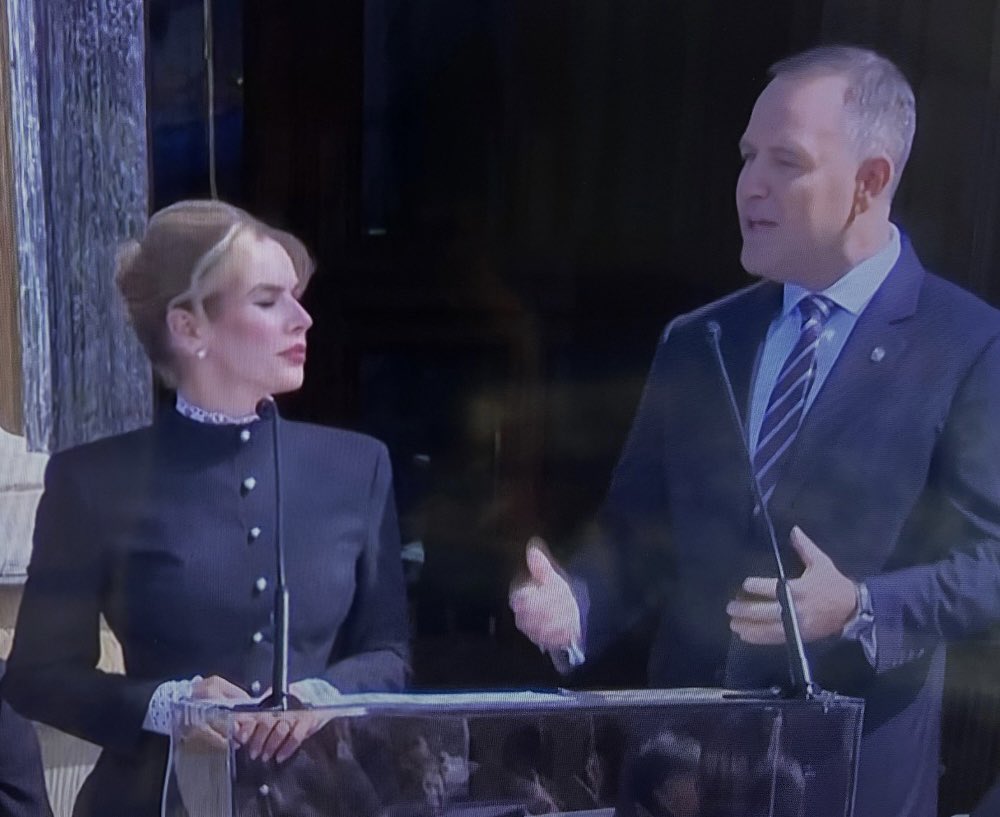 MadameClaudine2's tweet photo. Pana Prezydenta @NawrockiKn to ja uwielbiam,ale dziś Pani Prezydentowa,absolutnie obłędna! 
Esencja dyskretnego luksusu biżuteryjne guziki, wysoka, dopracowana stójka wykończona koronką,podobnie rękawy dodają królewskiego szyku. 
Elegancja,która nie krzyczy,tylko zachwyca 😍🇵🇱🌹 https://t.co/9qYmCD8T3w
