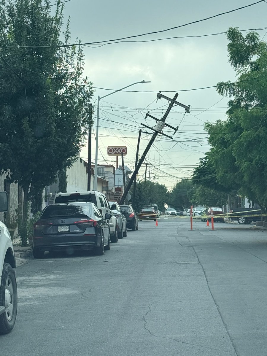 GabyHiV's tweet photo. @CFE_Contigo @TelevisaMty @telediariomty @AdrianDeLaGarza resuelvan! seguimos sin luz, nos cancelan los reportes porque ya está solucionado y no es así. Tenemos reporte nuevo D1008133066 a ver si es cierto!! 
José Santos Chocano esquina con 13 de septiembre col Martínez, Mty. https://t.co/BFIHGWfsCA