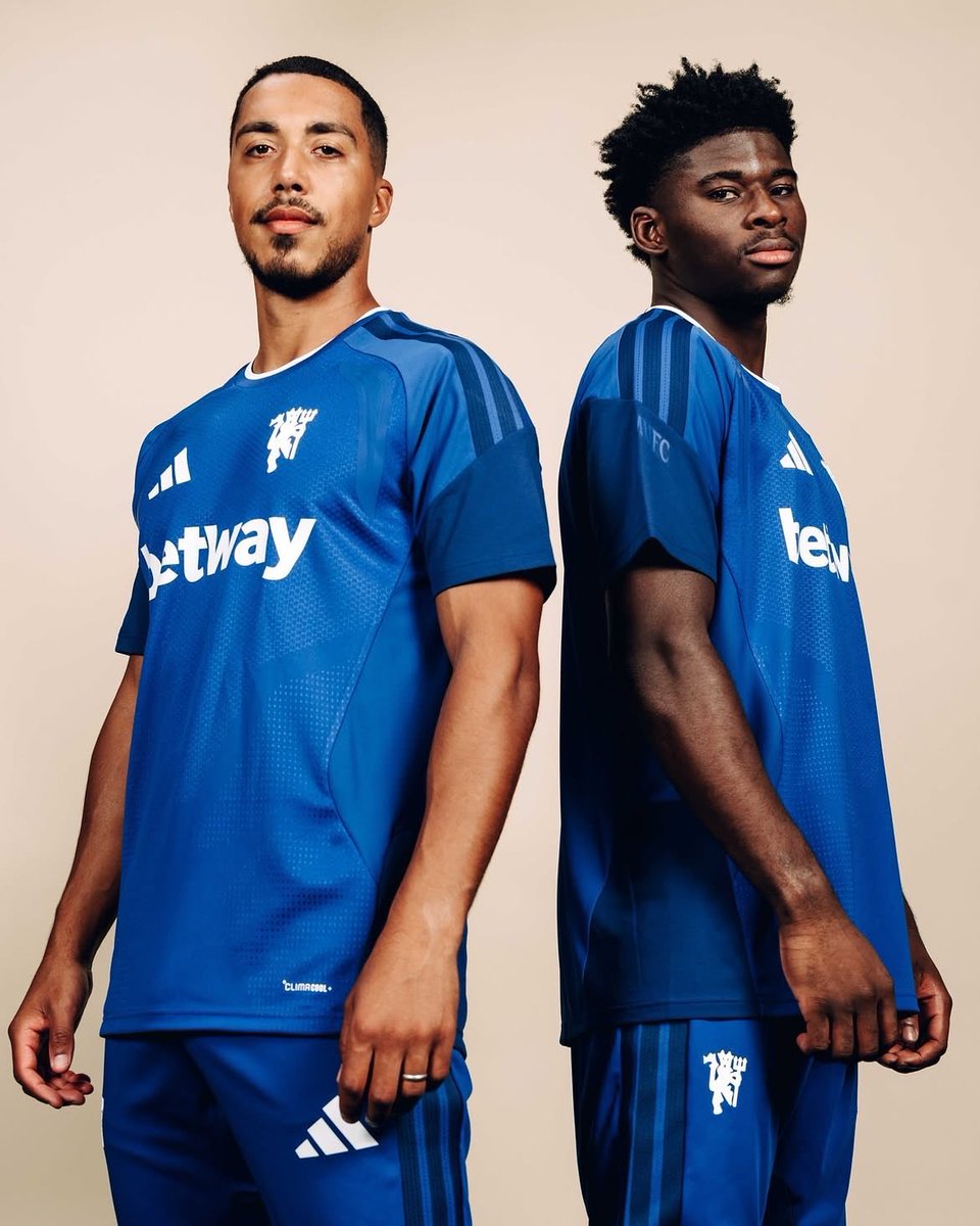 Footballtweet's tweet photo. 👕 Manchester United's training kit for the Champions League has dropped. 

///🟦 https://t.co/52B9T8PY8Z