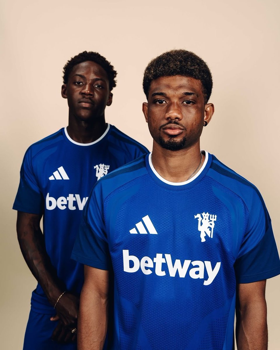 Footballtweet's tweet photo. 👕 Manchester United's training kit for the Champions League has dropped. 

///🟦 https://t.co/52B9T8PY8Z