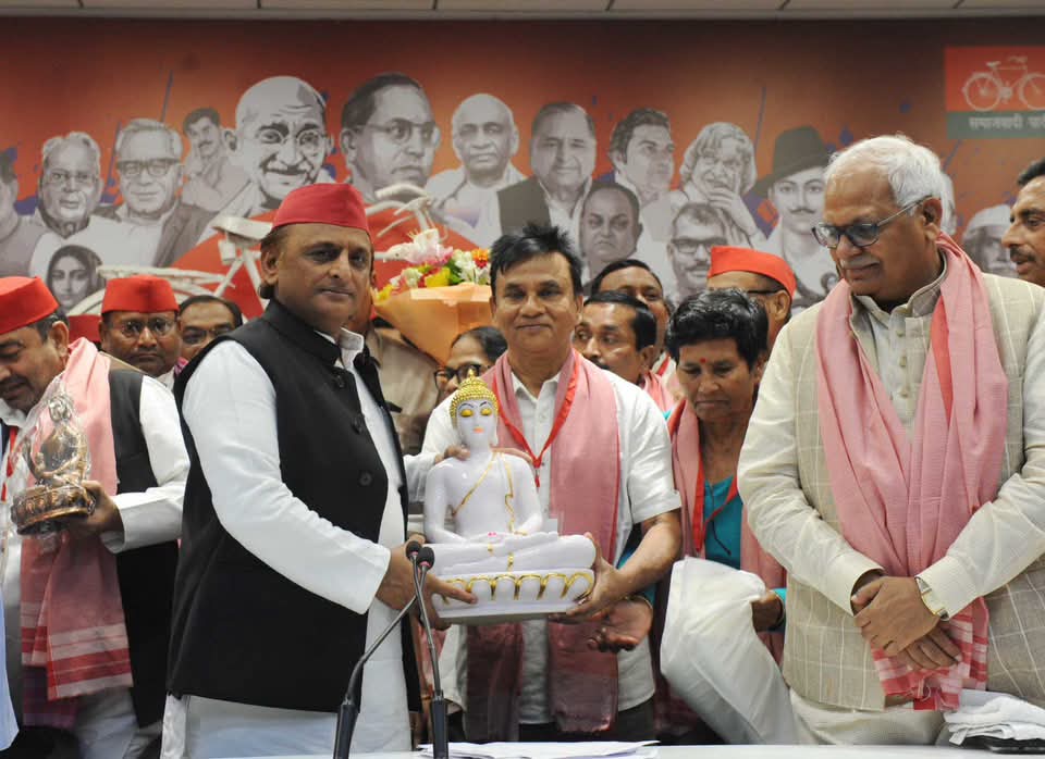 BabuSinghKush5's tweet photo. आज लखनऊ स्थित समाजवादी पार्टी के प्रदेश मुख्यालय में श्रद्धेय बाबू जगदेव प्रसाद कुशवाहा जी के शहादत दिवस के अवसर पर आयोजित कुशवाहा, शाक्य, मौर्य एवं सैनी समाज के सम्मेलन में समाजवादी पार्टी के राष्ट्रीय अध्यक्ष एवं पूर्व मुख्यमंत्री श्री अखिलेश यादव जी के साथ सम्मिलित हुआ। https://t.co/IS7OdmFB6A