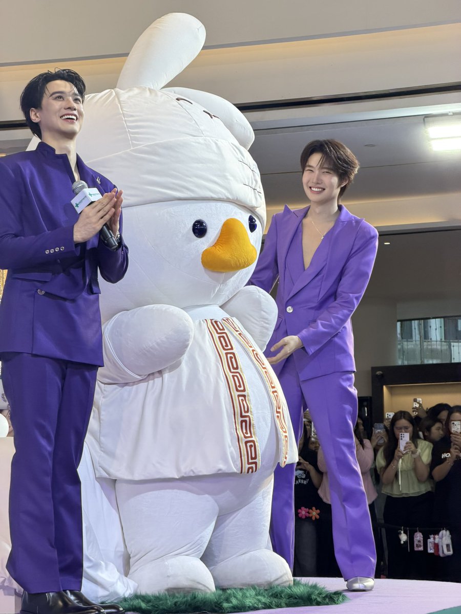 OhAe_Domundi's tweet photo. ไดอารี่โอ๋เอ๋วันนี้ 🦆🤍🐰

⭐️⭐️⭐️⭐️⭐️ขอบคุณน้าคับพี่เดนทิสเต้ที่ต้อนรับอย่างอบอุ่นและให้พี่มาทำงานกับปะป๊าปะปี๊ 🫶🏻 และที่สำคัญเค้กบลุเบอยี่! 🎂🫐 ((เป็นเค้กก้อนแรกในชีวิตพี่เยยนะ! รู้กันแค่เรา พี่จะกลับบ้านเอาไปแช่ตู้เย็นแล้วเปิดมองทุกว��นเยย พี่เดนทิสเต้รู้ไหมว่าอะไรที่อยู่ในตู้เย็นของพี่มันจะมีชีวิตอยู่ไปตลอดกาลเยยนะ ปะป๊าปะปี๊ก็อยู่ ย่ายายก็อยู่คับ!😋)) 💜💚🦷🪥
⭐️⭐️⭐️⭐️⭐️พี่พารากอนรักพี่ม้ายยย แต่พี่รักพี่พารากอนนะ แอร์เย็น ของหม่ำเยอะแบบที่พี่คิดไว้จริง ๆ ด้วย 🤲🏻🤍  
⭐️⭐️⭐️⭐️⭐️พี่อีฟแอนด์บอยรสนมตอยี่ อาหย่อยคล่องคอ เป็นเด็กต้องดื่มนมเย้อะ ๆ จะได้โตไว ๆ ฮี่ฮี่ 🤭 มานี่เยยยยยย 🤤🍓🥛
⭐️⭐️⭐️⭐️⭐️พี่วัตสันมี��ิทธิ์ที่จะไม่พูด ตำรวจหมวดเอ๋ล้อมไว้หมดแย้ว 🫸🏻💚 เรื่องนี้ไม่มียอมความ แต่ถ้าให้งั่มทีนึงก็ยอมได้ คิ 😋 
⭐️⭐️⭐️⭐️⭐️ซาหวัดดีคับพี่สมูทไลฟ์ 🌿 เจอกันตัวเป็น ๆ ครั้งแรก พี่โอ๋เอ๋ผอมกว่าในคลิปเยอะเยยไหมคับ 🙂‍↔️🫸🏻
⭐️ล้วงปาเก๋าแบบเป็ดตุ่ยหืม ๆ จัดให้เยย 1 ไวรัลตามบรีฟปะปี๊ แต่ทุกคนคิดว่าเกาตูด คันเพิท? แอนตี้แฟนยังไม่ทำขนาดนี้ บุ่ว ๆๆๆๆ 🤭
⭐️⭐️⭐️⭐️⭐️มะงื้อออ ออกงา���วันนี้เบเนฟิตปะป๊าทั้งหมด พี่ตกใจ 😖 ย่ายายมาให้พี่หม่ำเยย 🤤
⭐️⭐️⭐️⭐️⭐️จนพี่มาใช้ชีวิตที่เมืองใหม่ ย่ายายยังไม่เลิกล้อว่าอ้วน และช้าง ขอบคุณสำหรับเสียงกรีดร้อง และ HBD แบบ 3 ช่านะคับ 🎂 บลุเบอยี่วันนี้อาหย่อยมากเยยใช่ม้ายล่าาา ��ิ พี่บอกแล้วยังไงก็ฟิน 😋🤲🏻🫐

เย้! เป็นไงบ้างคับวันนี้ของทุ้กกกกคน แฮปปี้ม้ายยย 🧐 ใครที่มาหาพวกเราครอบครัวกมกมถึงบ้านกันอย่างปลอดภัยแล้วนึยังคับ 🏠🚿 หวังว่าวันนี้จะช่วยทุ้กคนเติมพลังงานชีวิตต่อไปได้อีกท้างงปี มาเจอกันอีกคราวหน้าก็ได้ไปอีกท้างงปี จนทะลุ 150 ปีไปเยยนะ! 🪫🔋 

สำหรับใครที่วันนี้ หรือไม่ว่าจะในอนาคตอันใกล้ หรือแม้แต่จะในอนาคตอันไกลก็อาจจะยังไ���่ได้เจอกัน ไม่เป็นไรน้าคับ 🫂 ไม่ต้องรีบร้อน พี่ยังไม่เคยจะไปไหนและยังอยู่ตรงนี้อีกนาน ย้ากกกที่สุด ๆๆๆ 💘✍🏻 

คืนนี้หลับฝันดีแปรงฟันด้วยเดนทิสเต้ก่อนนอนด้วยน้าาาา 🪥 ครอกฟรี้~ บ่ะบุ่ย 👋🏻🛏️

#OhAe #โอ๋เอ๋