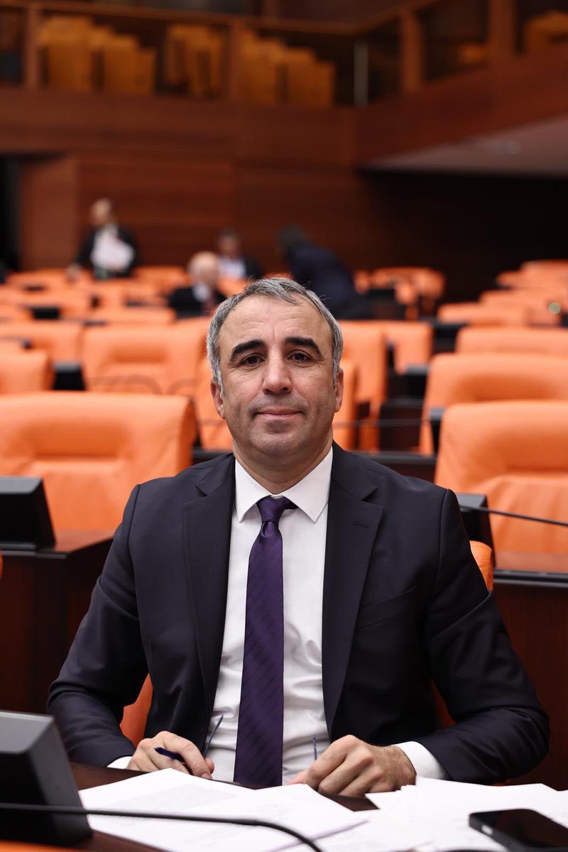 CelalFrt's tweet photo. Birkaç gündür Aleviler üzerinden yürütülen tartışmaları izliyorum ve kaygılarım artıyor. 

Kullanılan dil ve tartışma biçimi iyi bir gelecek işaret etmiyor. Önce “siyasal Alevilik” kavramı ortaya atılarak Alevilerin hak talepleri kriminalize edildi, hedef gösterildi. Kimileri Aleviliğin ne olduğunu, Alevinin nasıl düşünmesi ve nerede durması gerektiğini bize tarif etmeye kalktı.

Şimdi de Yeni Şafak “radikal Alevi örgütler” diye yeni bir kavram kullanıyor. Tam olarak neden bahsediyorsunuz? 
Bir örgütten bahsediyorsanız adını söyleyin, bir suçtan bahsediyorsanız suçluyu gösterin. Hukuk gereğini yapsın. 

Ancak sürekli olumsuz anlam yükleyerek “Alevi” kelimesini önüne koyup yeni tartışmalar ve toplumsal kaygılar üretmeyin.

Aleviler bu topraklara dün gelmedi. Yüzyıllardır buradayız. Köylerinde, kentlerinde, fabrikalarında, tarlalarında, okullarında, sanatında, edebiyatında, mücadelesinde, Meclisinde ve tarihin her aşamasında varız.

Alevilik üzerinden suç tarifi yapılamaz. Alevilik bir güvenlik başlığı değildir.

Herkes Alevileri bir kategoriye sokmaya çalışıyor: siyasal Alevilik, radikal Alevi, mezhepçi Alevi, bölücü Alevi… Aleviliğin ne olduğunu, nasıl inanıldığını belirlemek kimin haddine? Bunu Aleviler söylesin. Biz kimiz, neye inanıyoruz, neyi talep ediyoruz? 
Neden sürekli başkalarının kurduğu cümlelerin içinde kendimizi anlatmak zorunda kalıyoruz?

Aleviler bu toprakların insanıdır. Acısıyla, lokmasıyla, sazıyla, sözüyle, cemiyle, semahıyla, komşuluğu ve dostluğuyla buradadır. Kimsenin yerini almaya, kimsenin hakkını ihlal etmeye gelmedik. Zaten bütün köklerimizle buradayız.

Bu ülkede bir tek kelimenin bile nelere mal olduğunu tarihimizdeki acı tecrübelerle biliyoruz. Önce bir söz söylenir, sonra tekrar edilir, gazete başlığı olur, televizyonlarda konuşulur. İnsanlar o kavramlara yüklenen olumsuz anlama alışır. Gün gelir milyonların oluşturduğu bir topluluk hakkında şüphe ve kara iftiralar normalleşir. O yüzden Alevilerle ilgili böyle bir dil kurulmasın.

Türkiye’nin barış gündemi kıymetlidir. Yıllardır ağlayan annelerin artık ağlamamasını kim istemez? 
Bir Kürt annesinin evladının yaşamasına bir Alevi neden sevinmesin? 
Bir Türk annesinin  evladının sağ salim evine dönmesi kimi rahatsız edebilir? 

Acının mezhebi olmaz. Annenin Türk’ü, Kürt’ü, Alevi’si, Sünni’si olmaz; annenin gözyaşı vardır. 
O gözyaşı dinsin istiyoruz.

Ama barışı kurarken yeni korkular üretmeyelim. Bir toplumsal kesimi diğerinin karşısına koymayalım. Hele Alevileri kimsenin olumsuz karşılığı, tehdidi veya güvenlik problemi gibi göstermeyelim.

Alevilerin doldurmak istediği boşluk eşit yurttaşlık boşluğudur. 
Cemevlerimizin çözülemeyen statüsünü, çocuklarımızın zorunlu din dersleri karşısındaki durumunu, inancımızın başkaları tarafından tarif edilmesini, Alevi köyüne Aleviye sormadan yapılanı konuşmak istiyoruz. Meselemiz bunlardır.

Alevileri tek bir politik hareketin içine sığdırıp onun ideolojik ölçüleriyle yargılamaktan vazgeçelim. Alevi dediğiniz milyonlarca insandan oluşan bir topluluktur. Türkü var, Kürdü var. Farklı politik tutumları, farklı partilere oy verenleri, hiçbirine gönül vermeyenleri var. Hepsini tek bir siyasi örgütlenme gibi görmek büyük hatadır.

Alevilik bir yoldur. O yolun öğrettiği basittir: İnsana insan olduğu için bak, onun diliyle, kimliğiyle, mezhebiyle kavga etme.

Alevileri hedef tahtasına koymayın. 
Suç varsa suçluyu, örgüt varsa adını, siyasi düşünce varsa oturup tartışalım. 
Ama Aleviliği suçun, şiddetin, radikalliğin önüne sıfat yapmayın.

@SercemTV 
@ilketvcomtr 
@BirGun_Gazetesi
@evrenselgzt 
@solhaberportali
@DikenComTr
@gazeteduvar
@artigercek
 @bianet_org 
@sendika_org
@SiyasiHaberOrg
@SiyasiHaberr
@ilerihaber 
@GazeteKarinca
@gazeteyolculuk
@abcgazete
@dokuz8haber
@MAturkce
@maturkce1
@jinnewsturkce
@TurkceJinnews
@yeniyasamgazete
@halktvcomtr 
@medyascope
@kisadalgamedya 
@AleviAgi 
@psakd1988 
@turkiyealevifed 
@alevibektasi_f 
@AvrupaAleviKonf 
@aaaf_ev 
@AKD_GenelMerkez 
@PirHaberAjansi 
@yol_televizyonu