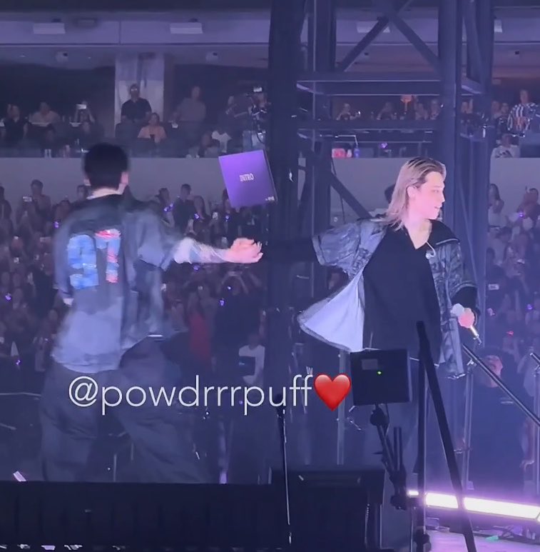 kmgoogiemimi_'s tweet photo. they really do hold hands when they can’t just do a lil kiss in public https://t.co/g7ygJEHzqj