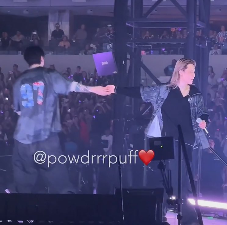 kmgoogiemimi_'s tweet photo. they really do hold hands when they can’t just do a lil kiss in public https://t.co/g7ygJEHzqj