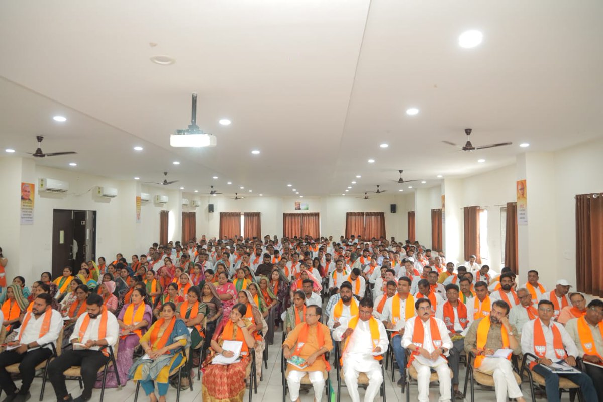 BJP4Gujarat's tweet photo. માનનીય પ્રધાનમંત્રી શ્રી @narendramodi જીના જનસેવાના 25 વર્ષ પૂર્ણ થવાના અવસરે આયોજિત 'સેવા સંકલ્પ અભિયાન' અંતર્ગત આજે પ્રદેશ મહામંત્રી શ્રી @Hitendrasinhbjp ની વિશેષ ઉપસ્થિતિમાં પંચમહાલ જિલ્લાની કાર્યશાળા સંપન્ન થઈ. https://t.co/JU9GlgH6IB