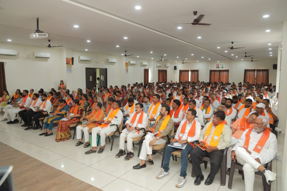 BJP4Gujarat's tweet photo. માનનીય પ્રધાનમંત્રી શ્રી @narendramodi જીના જનસેવાના 25 વર્ષ પૂર્ણ થવાના અવસરે આયોજિત 'સેવા સંકલ્પ અભિયાન' અંતર્ગત આજે પ્રદેશ મહામંત્રી શ્રી @Hitendrasinhbjp ની વિશેષ ઉપસ્થિતિમાં પંચમહાલ જિલ્લાની કાર્યશાળા સંપન્ન થઈ. https://t.co/JU9GlgH6IB