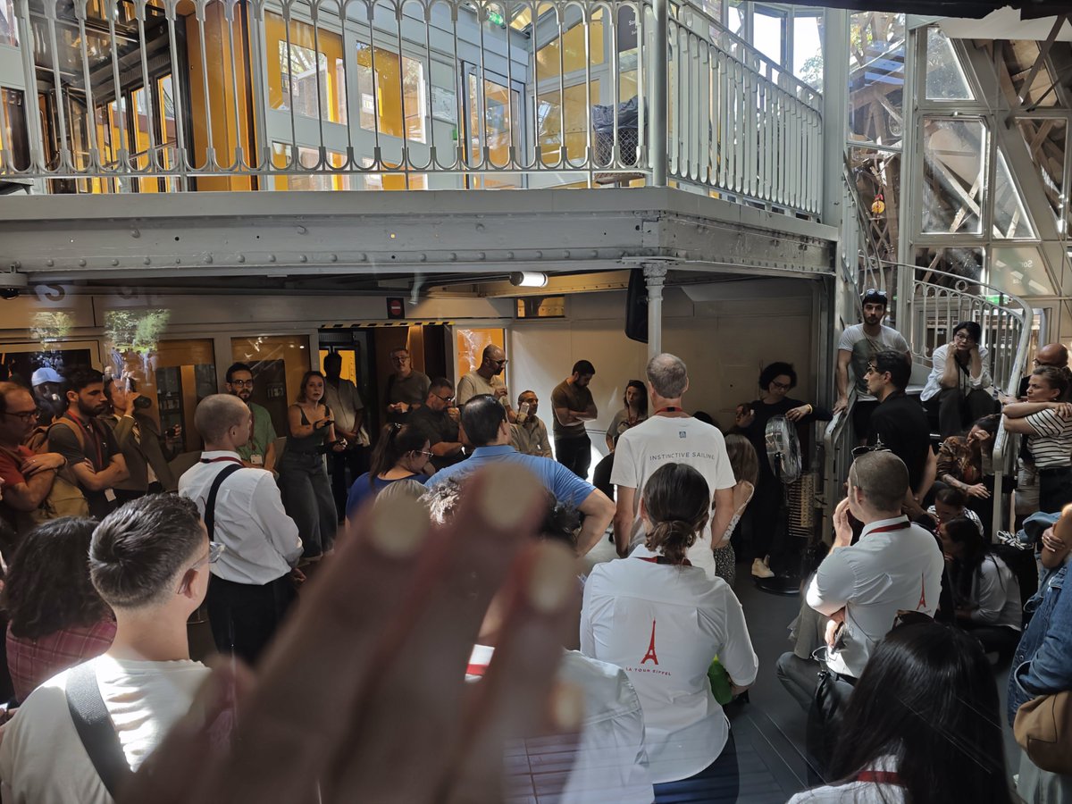 Umasuki2's tweet photo. Qu'est ce qui se passe à la tour Eiffel ? 
On nous empêche de prendre des photos. On est parqué sans information. 
#toureiffel
@LaTourEiffel https://t.co/4ZWPQfbwMM